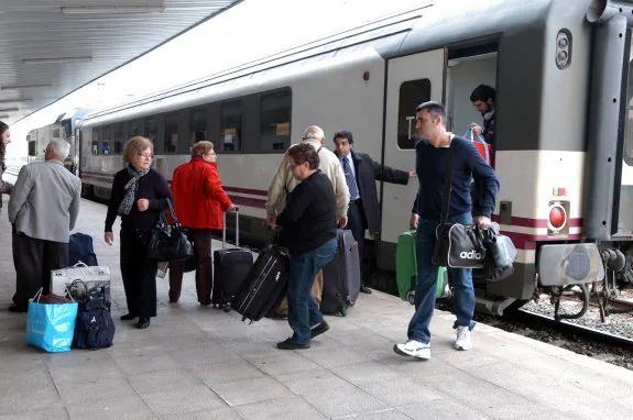 Viajeros bajan de un tren en la estación Linares-Baeza.