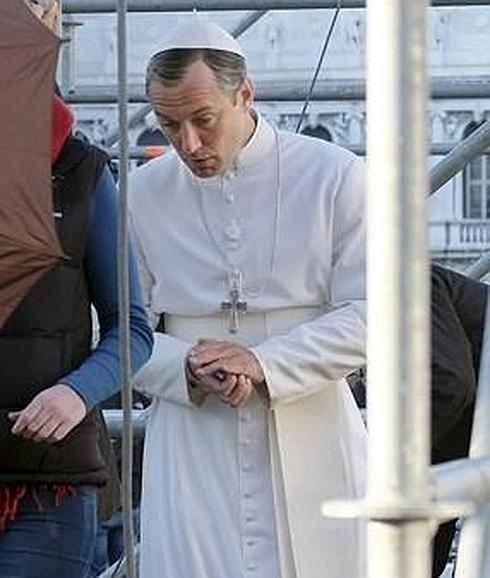 Jude Law se pone la casulla del Papa Pío XIII