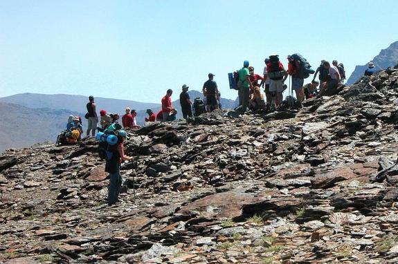 Un grupo de excursionistas en las proximidades del Corral del Veleta de camino hacia el Mulhacén.