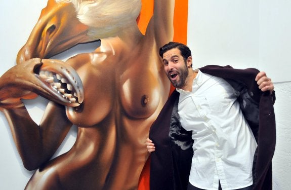 'Belin' junto a una de sus obras en la galería Cristóbal Bejarano.