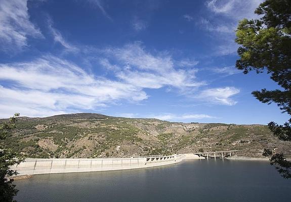 Los regantes de la Costa esperan desde hace más de una década la construcción de unas canalizaciones para aprovechar el agua del sistema Béznar-Rules.