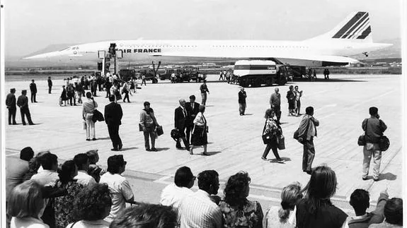 Llegada de los pasajeros al aeropuerto de Granada. 7 de mayo de 1992 