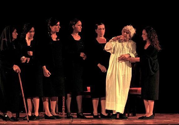 Escena de una representación anterior de 'La casa de Bernarda Alba' por parte de la compañía Teatro para un Instante.