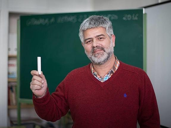 Basilio Granados posa con una de sus herramientas educativas.