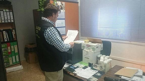 Cae una banda que estafó más de 30.000 euros a nueve empresas