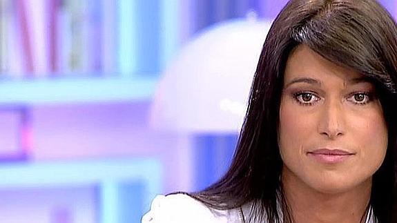 La presentadora Sonia Ferrer estalla contra el "malnacido" que pisoteó a su cachorro