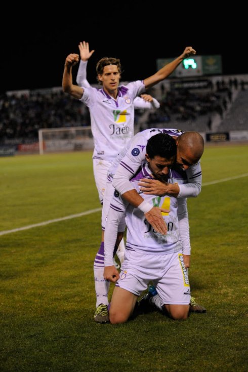 Hugo Díaz, de rodillas, es abrazado por Sergio Molina mientras Nando alza los brazos tras marcar un gol con el Real Jaén.