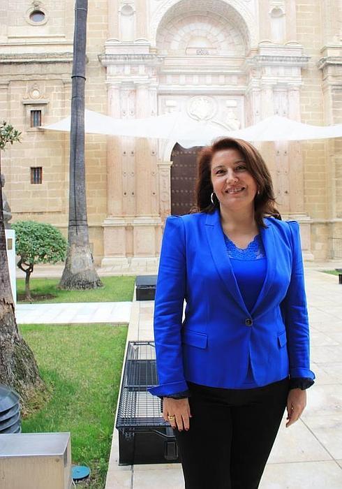 Carmen Crespo, ante la puerta principal del salón de plenos del Parlamento. 