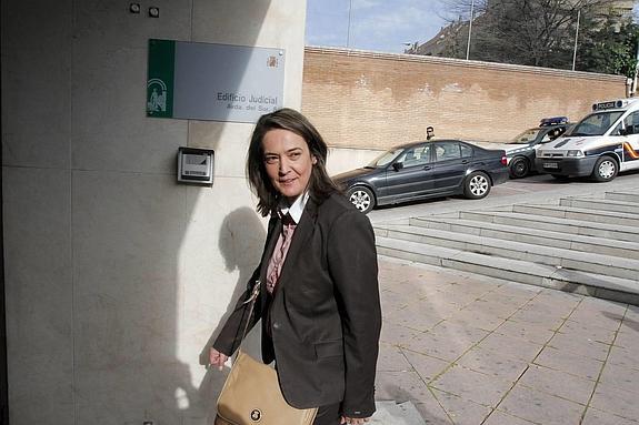 Luisa García Chamorro entra a los juzgados de la Caleta.