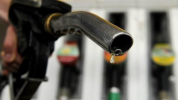 El gasóleo, el combustible más usado por los conductores jienenses, se vende por debajo del euro.