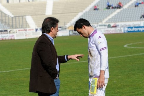 Gonzalo Arconada da ordenes a uno de sus jugadores durante el partido de ayer.