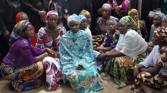 Niñas y adolescentes que han conseguido escapar de las garras de Boko Haram, en la ciudad nigeriana de Chibok. 