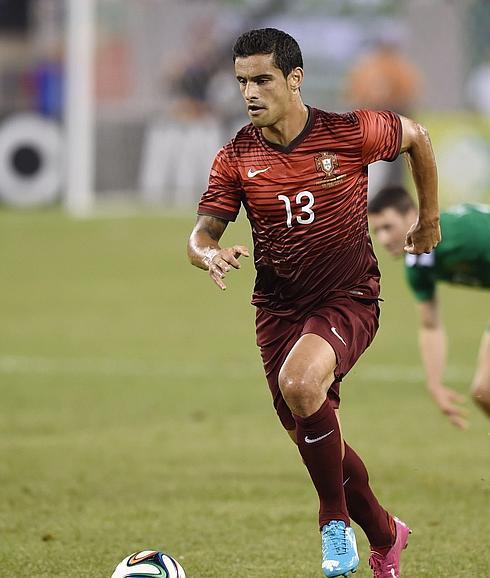 El defensa portugués Ricardo Costa  
