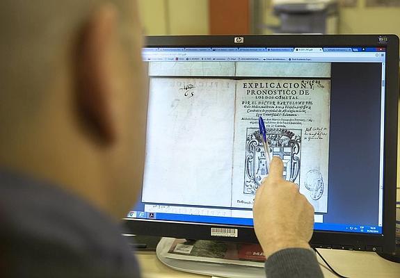 Un usuario consulta los fondos documentales de la UGR. 