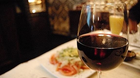 Una copa de vino tinto equivale a una hora de gimnasio, según un estudio