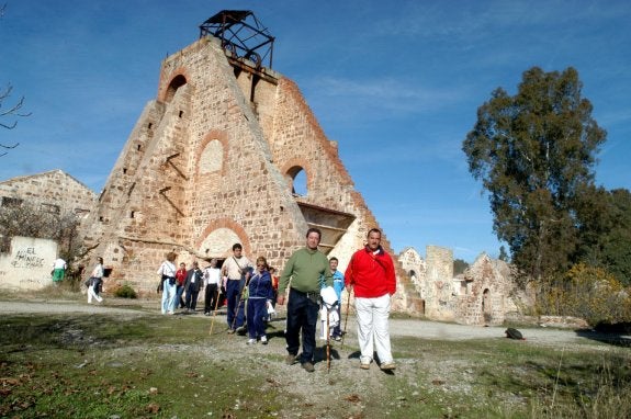 Una de las visitas promovidas a los vestigios mineros de la ciudad.