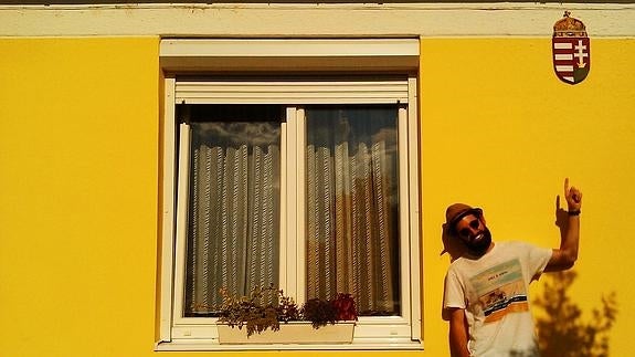 Guille señala el escudo de Hungría en Szentendre, una pequeña ciudad a 10 km de Budapest.