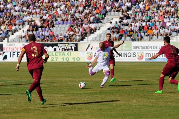El Real Jaén logró una amplia victoria en el encuentro ante el Jumilla de la primera vuelta, ganando por tres tantos a cero. 