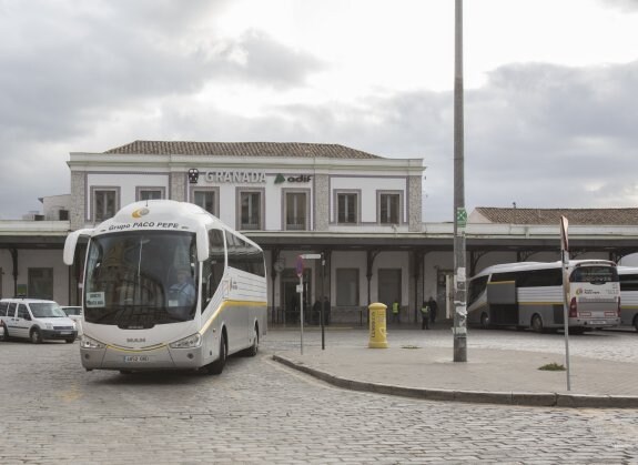 Uno de los autobuses que cubre el trayecto desde la estación de Granada a Santa Ana, en Antequera.