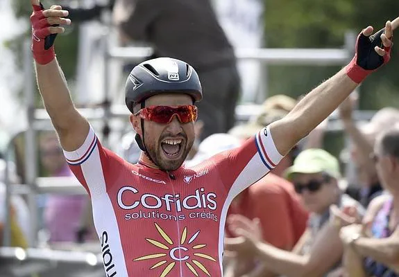 Nacer Bouhanni celebra el triunfo en el Criterium de la Dauphiné con un gesto habitual para el galo, acostumbrado a obtener triunfos.