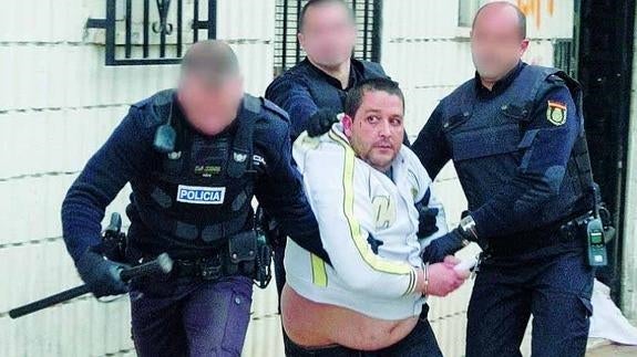 El responsable del crimen, al ser detenido.