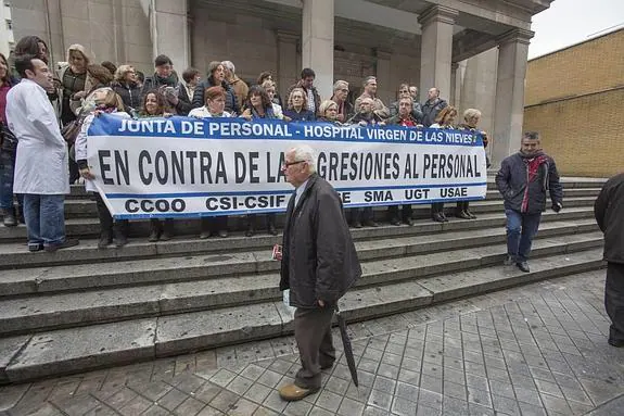 Protesta ayer en el Virgen de las Nieves, donde la Junta de Personal se quejó del incremento de agresiones a los sanitarios.