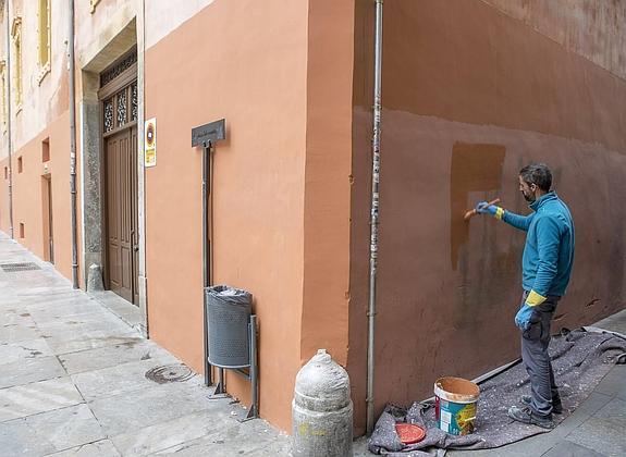 El Arzobispado de Granada denunció ayer la aparición de una nueva pintada en el muro de la Curia, afectado por un grafiti de 10 metros hace poco más de un mes. Se eliminó a lo largo de la jornada. :