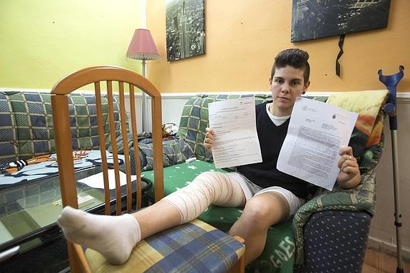 Daniel muestra la denuncia y el parte de lesiones, con la pierna herida tras la paliza.