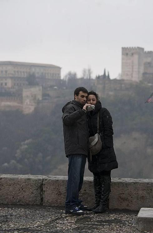 Una pareja, en uno de los rincones románticos de Granada.