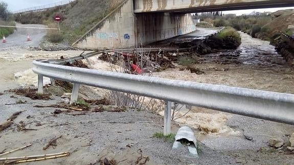 El río Dílar se desborda a la altura de Ogíjares