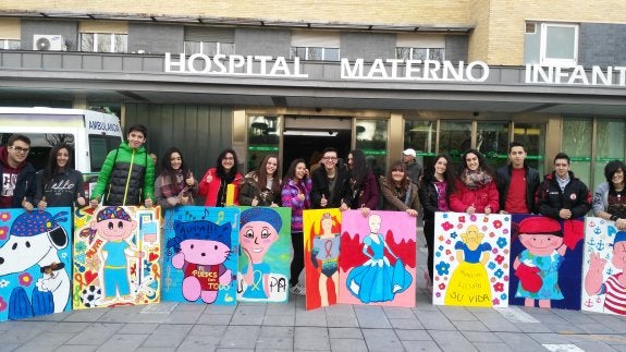 Alumnos de los institutos de Íllora y Montefrío visitaron ayer el Materno y decoraron la parte de Oncología