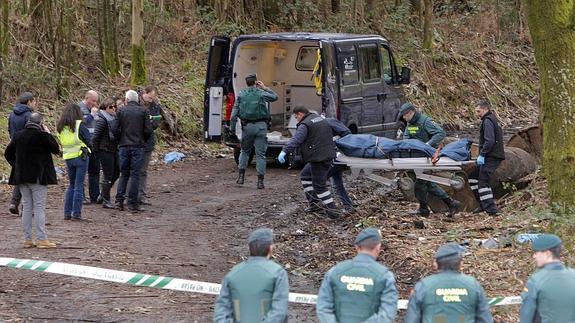 Rescate del cadáver de Lupe Jiménez, asesinada por su marido en 2014, que provocó el destierro de decenas de gitanos en Galicia. 