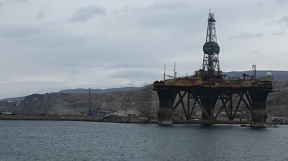 La plataforma Scarabeo 3 partirá en unos días tras permanecer en el puerto desde el pasado mes de diciembre. 