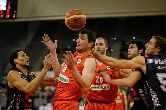 Jesús Fernández y Stone intentan coger un rebote ofensivo rodeados por tres jugadores del Sammic.