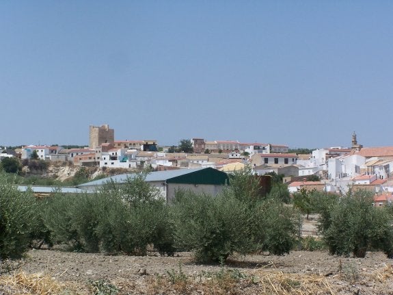 La torre del castillo corona la línea del horizonte de Higuera de Calatrava.