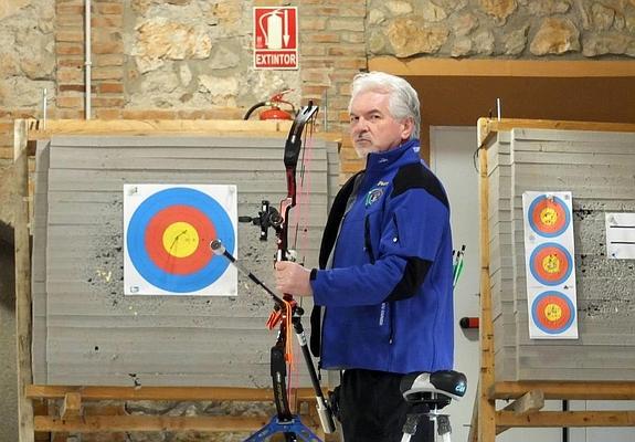 Francisco Payán se toma un descanso en la sala situada en el Ayuntamiento de Benalúa, donde entrena cada día.