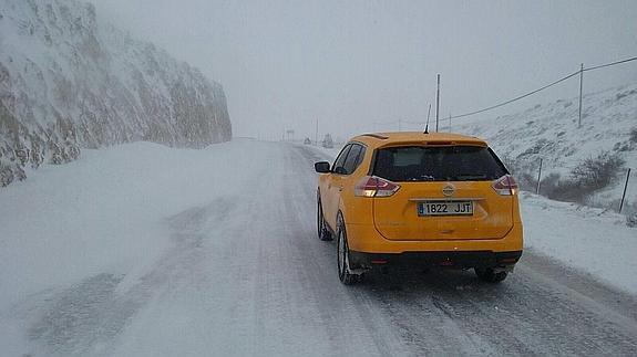 Carretera completamente nevada en la A-317 en Santiago Pontones, donde fue preciso el uso de cadenas.  