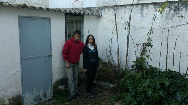 Dos de los okupas en el patio del casa pocos días después de meterse.  