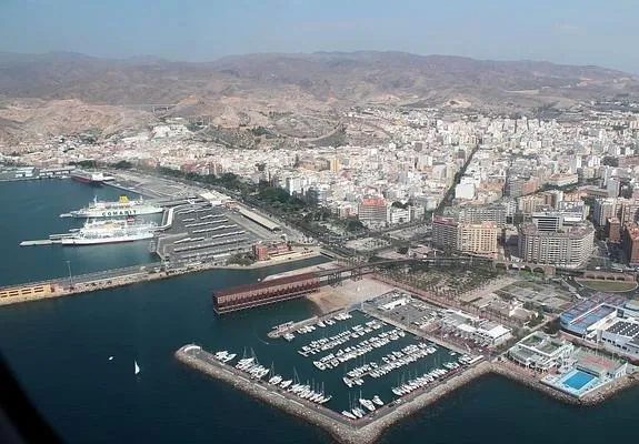 Vista de la ciudad desde el mar Mediterráneo, donde se ve en primer término el puerto deportivo o el Cable Inglés. 
