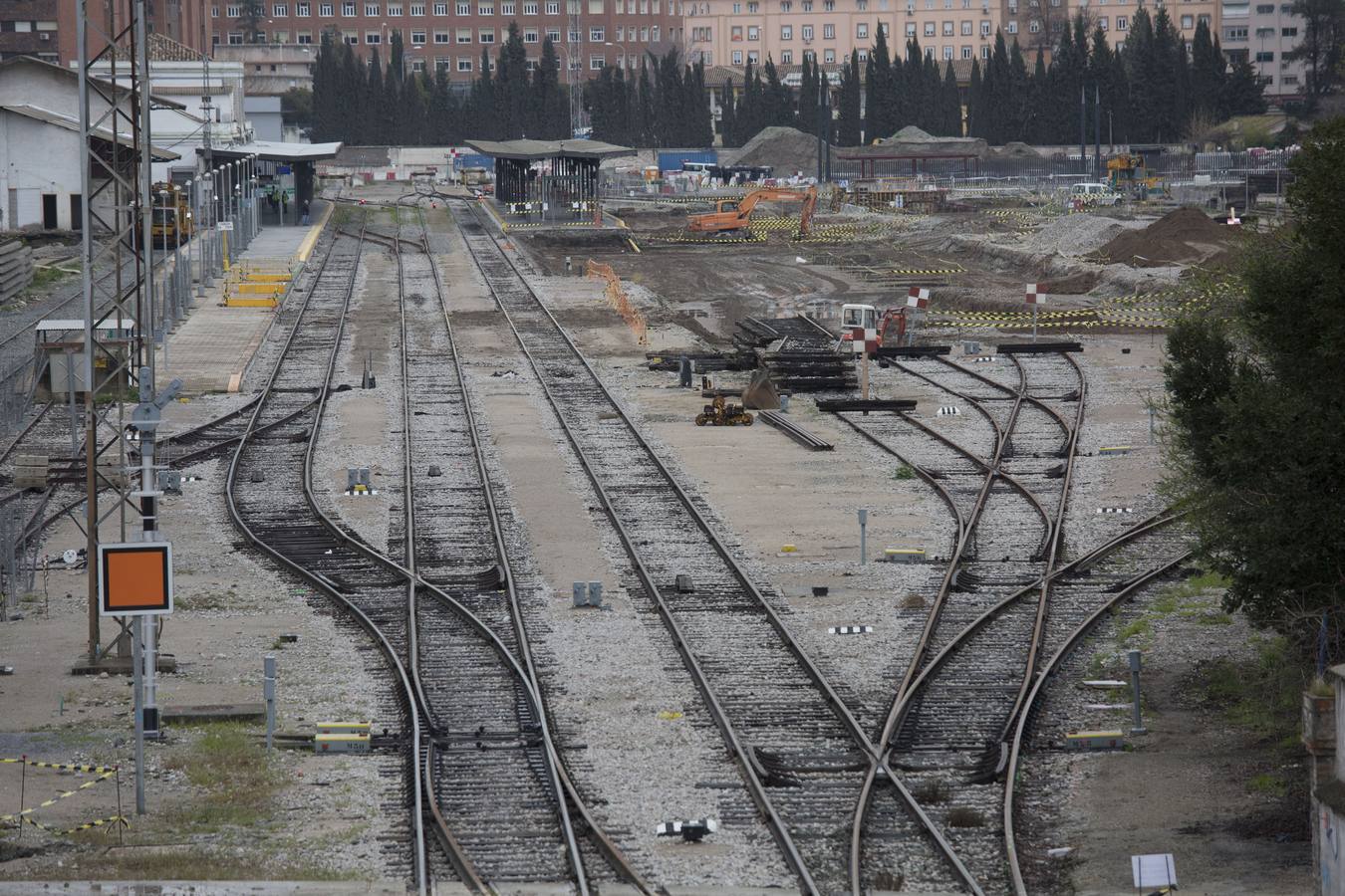 Imagen de la estación de Andaluces hace dos semanas. Los trabajos se retomaron tras aprobarse un incremento del presupuesto. 