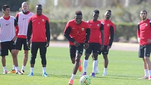 El Almería viaja con novedades a Tenerife