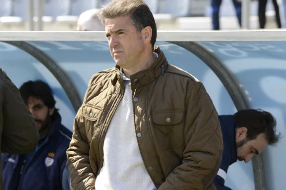 El técnico del Real Jaén, con gesto contrariado ayer.