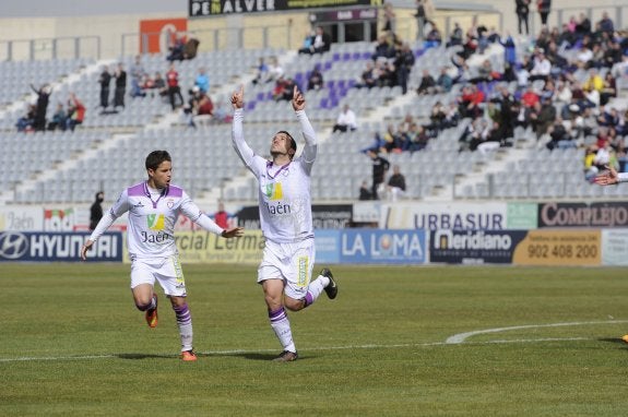 Celebración de Hugo, operado ayer, en el campo de La Victoria junto a Álex Cruz.