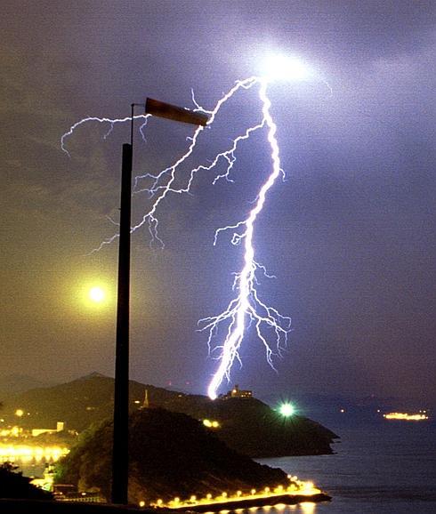 Un rayo sobre el monte Igueldo, en San Sebastián