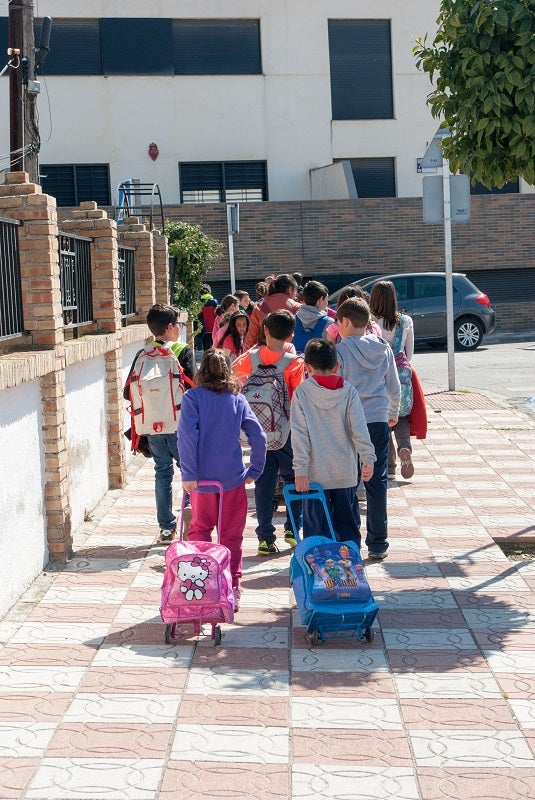 Los alumnos del colegio San Roque recorren casi un kilómetro para llegar al almuerzo