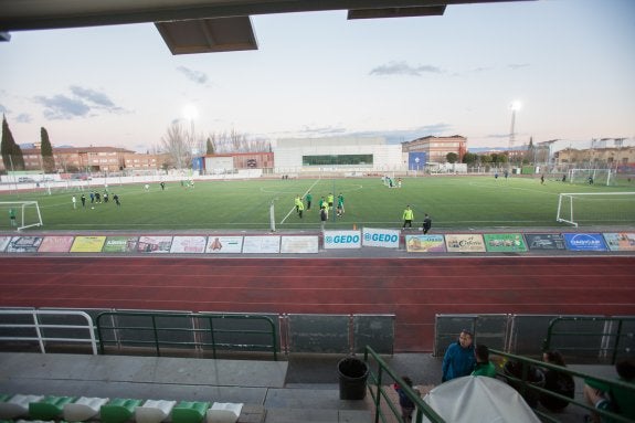 Grupos de jóvenes entrenándose sobre el césped artificial del estadio municipal de Atarfe, ayer por la tarde.