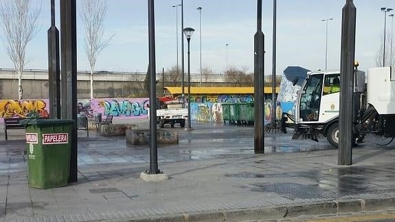 Limpieza tempranera para eliminar la suciedad del botellón de anoche