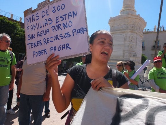 Una vecina de La Chanca pide frente al Ayuntamiento que no se le corte el agua.