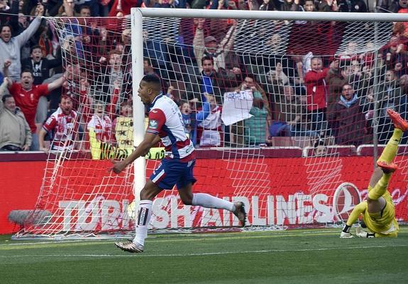 El-Arabi celebra el primer gol del Granada frente al Rayo.