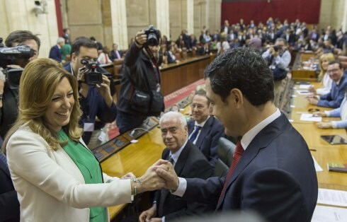 Susana Díaz y Juanma Moreno se saludan en el Parlamento. A la izquierda arriba, Juan Marín y Teresa Rodríguez, y abajo Antonio Maíllo y Elena Cortés.